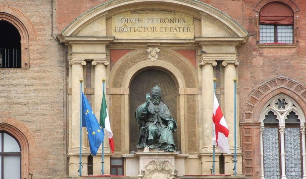 Statua di Gregorio XIII a Palazzo d'Accursio a Bologna