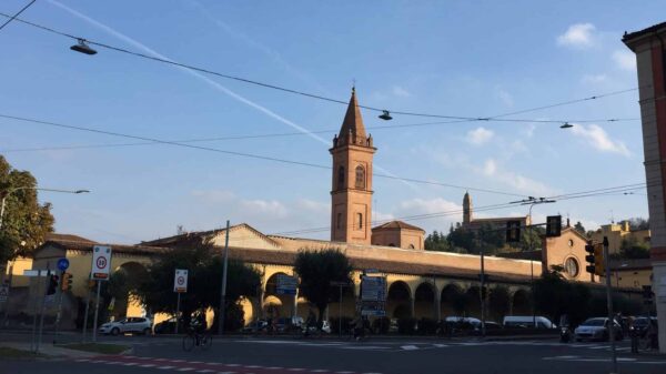 Senzatetto vivono davanti alla chiesa Santissima Annunziata di Bologna