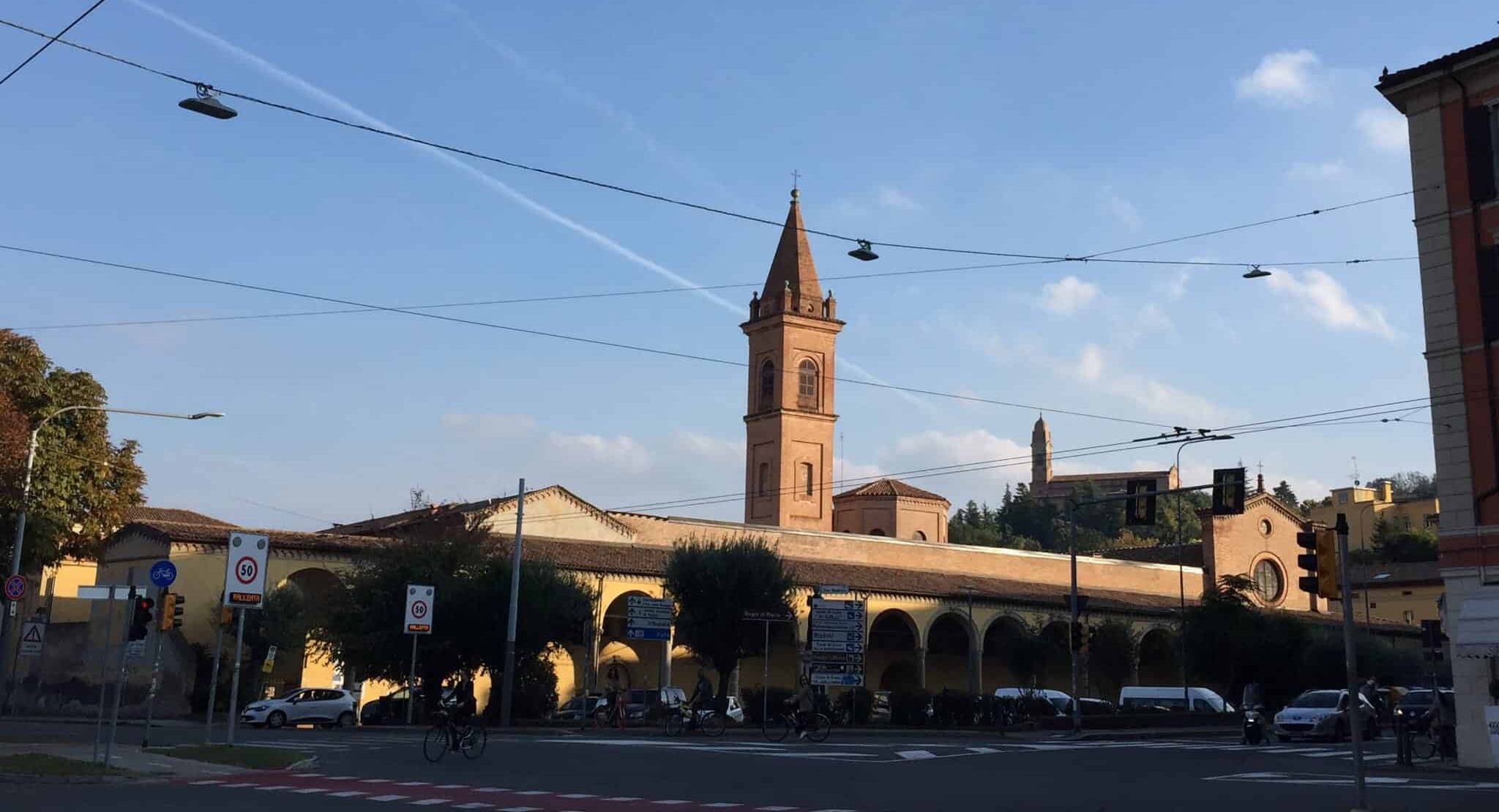 Senzatetto vivono davanti alla chiesa Santissima Annunziata di Bologna
