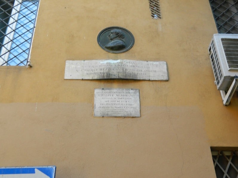 Lapide in memoria di Mezzofanti in via Malcontenti