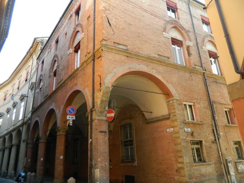 Palazzo Poeti all'angolo con via "Sblisgapianelle"