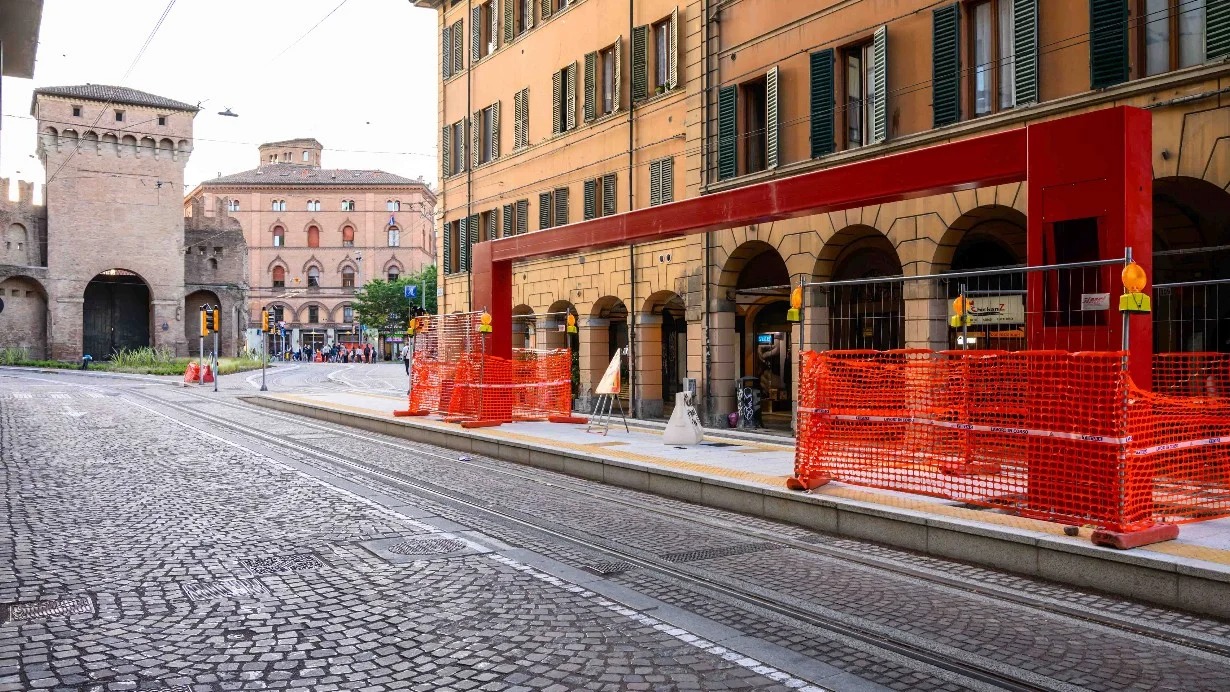 Bologna, pensilina del tram in San Felice
