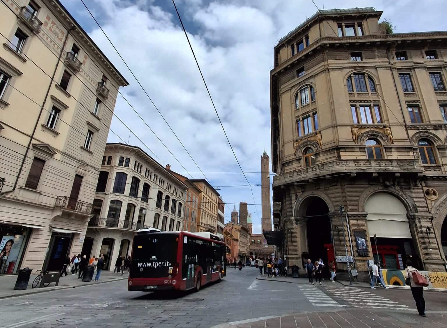 Via Rizzoli e Due Torri di Bologna