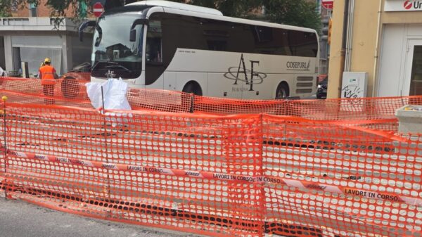 Un autobus bloccato dai lavori a Borgo Panigale - @Radiabo
