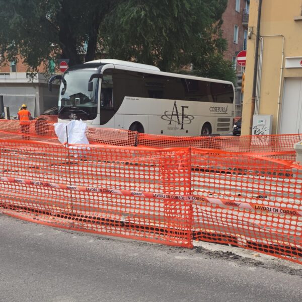 Un autobus bloccato dai lavori a Borgo Panigale - @Radiabo