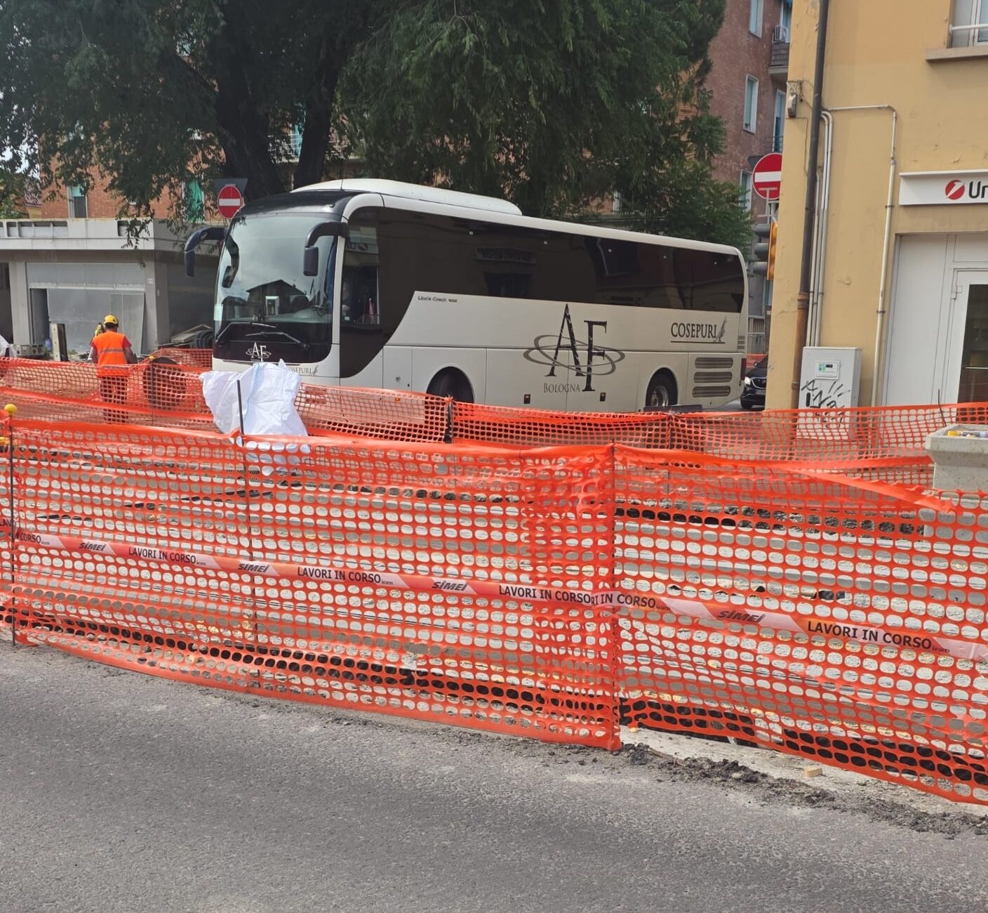 Un autobus bloccato dai lavori a Borgo Panigale - @Radiabo
