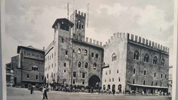 Palazzo Re Enzo in una cartolina degli anni Quaranta