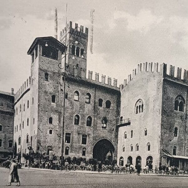 Palazzo Re Enzo in una cartolina degli anni Quaranta