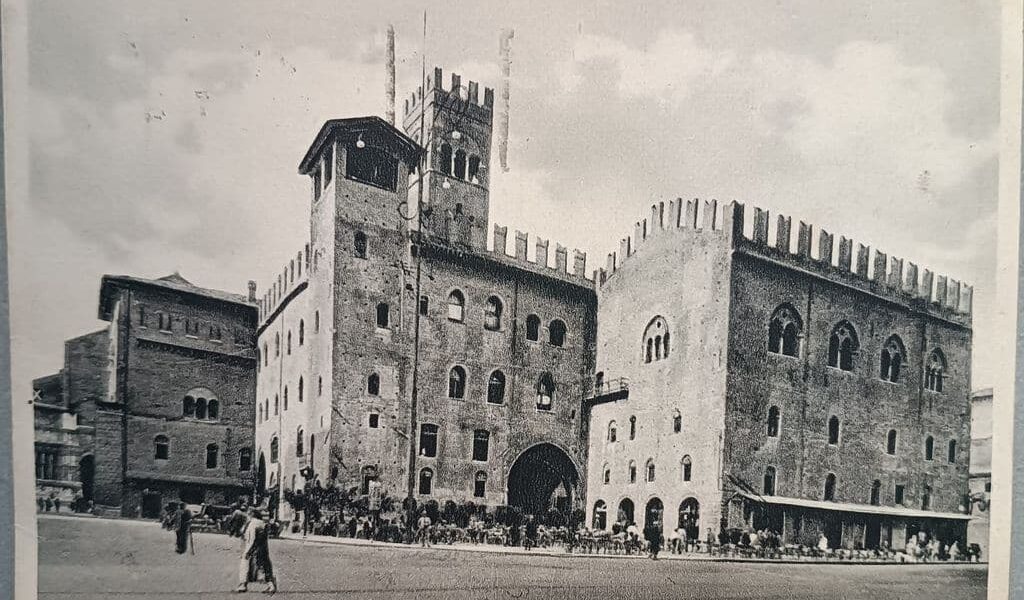 Palazzo Re Enzo in una cartolina degli anni Quaranta