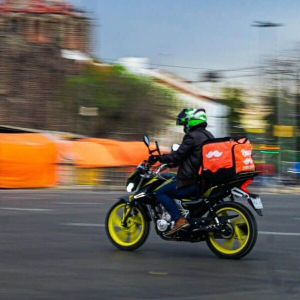 Rider in consegna - (© Gabo Orozco - Pexels)