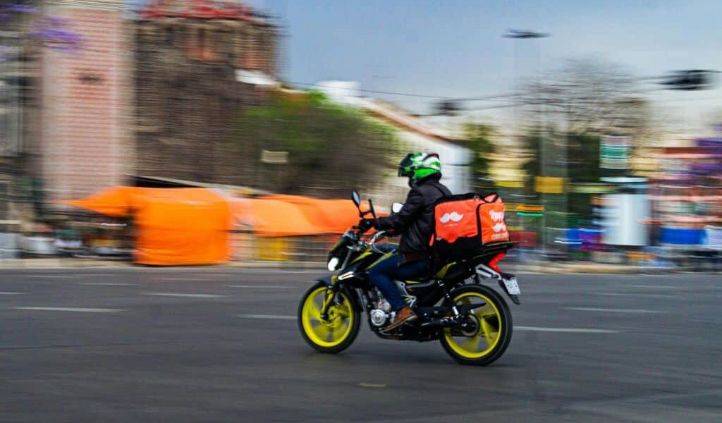Rider in consegna - (© Gabo Orozco - Pexels)