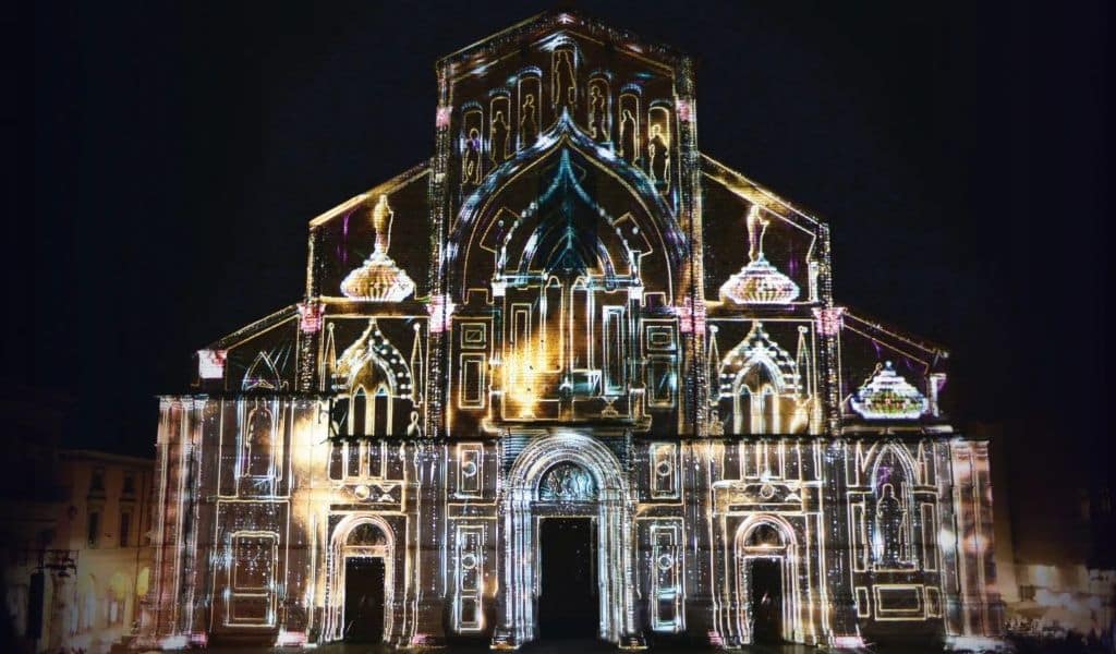 San Petronio illuminata dal videomapping