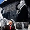 Mel Brooks davanti al murales di Frankenstein Jr