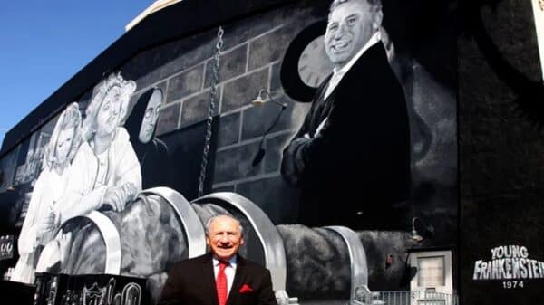 Mel Brooks davanti al murales di Frankenstein Jr