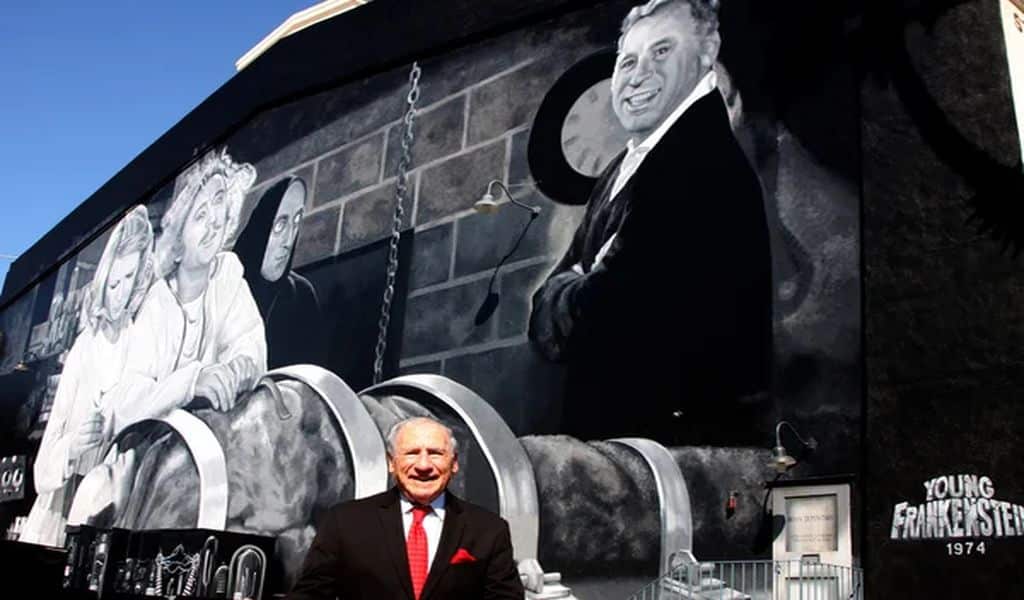 Mel Brooks davanti al murales di Frankenstein Jr