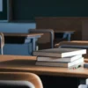 Libri su un banco di scuola (©depositphotos)