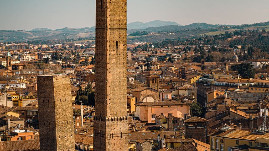 Le Due Torri di Bologna (© Roberto Castano - Pexels)