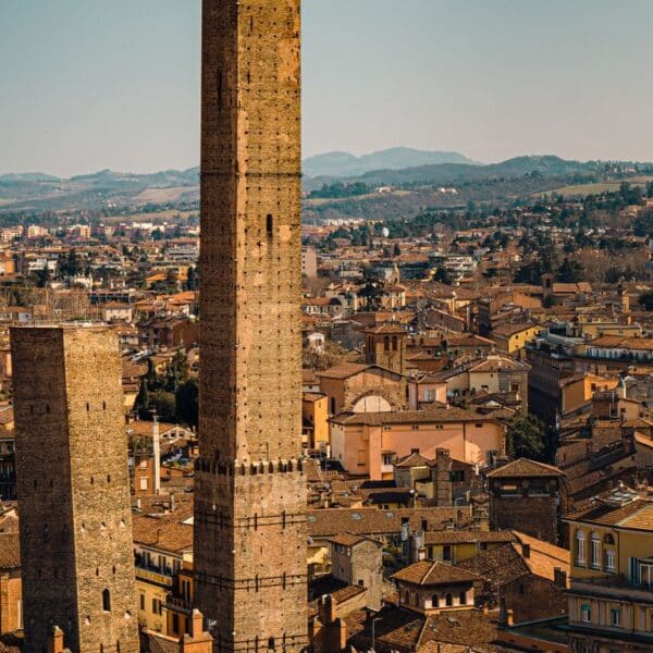 Le Due Torri di Bologna (© Roberto Castano - Pexels)