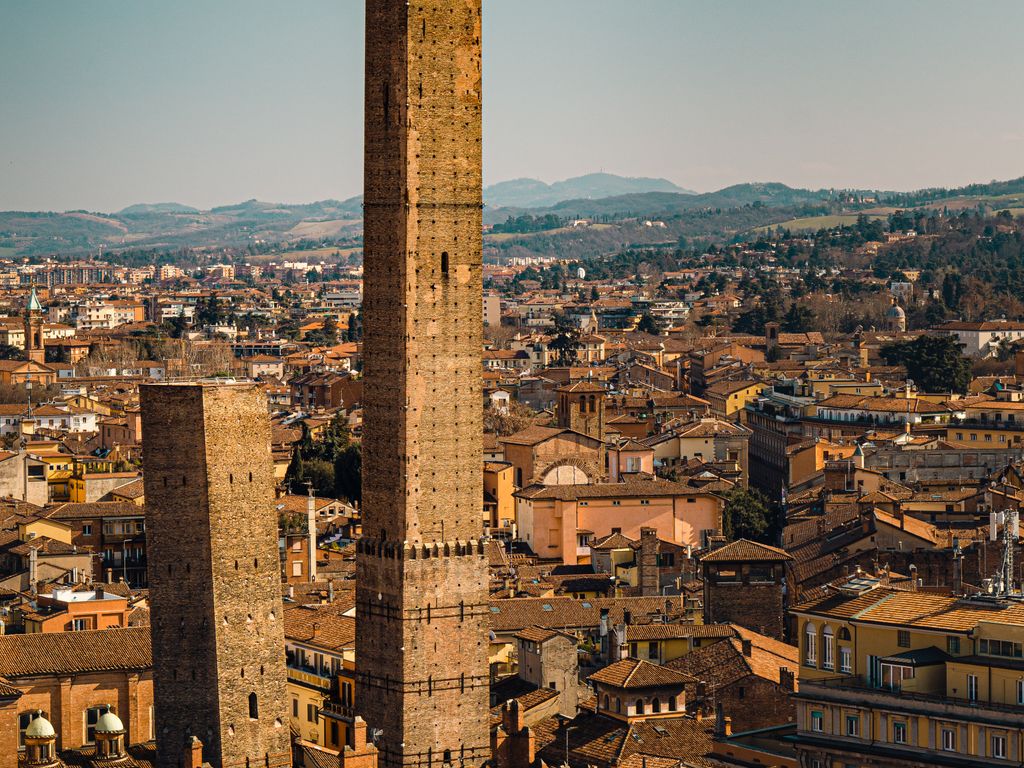 Le Due Torri di Bologna (© Roberto Castano - Pexels)