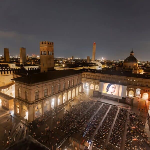 Bologna, maxi schermi in Piazza Maggiore