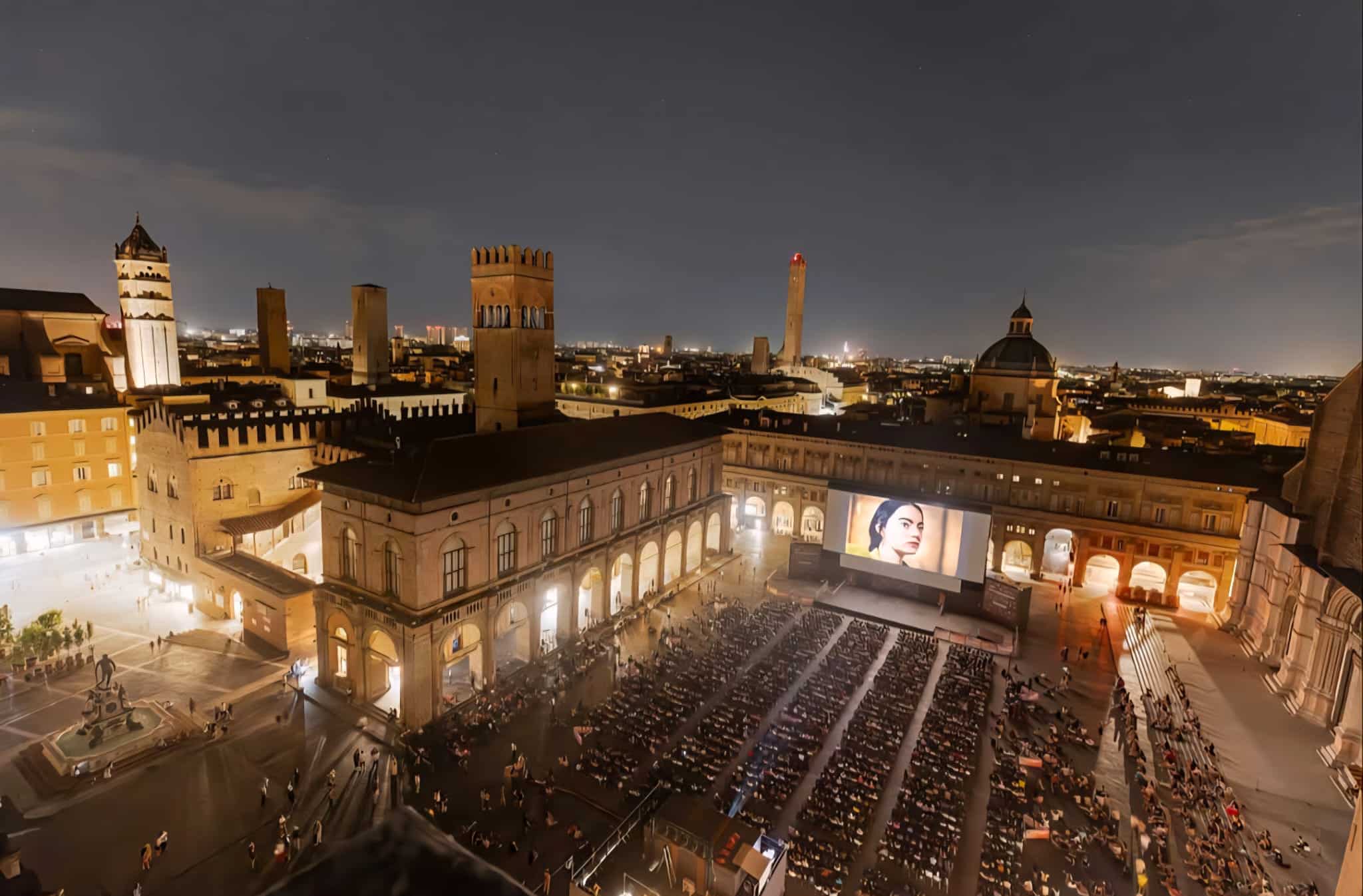 Bologna, maxi schermi in Piazza Maggiore