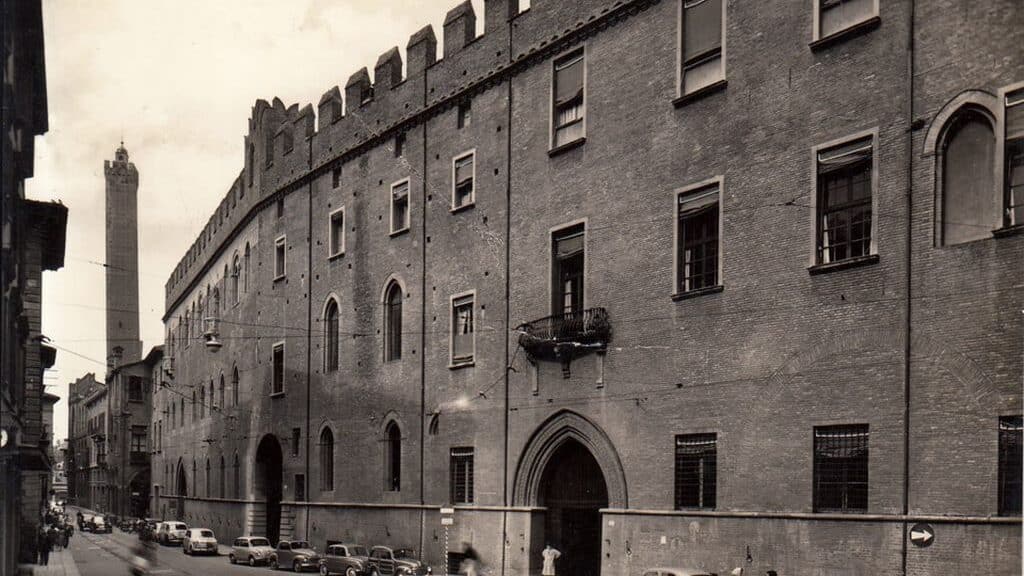 Palazzo Pepoli in via Castiglione da una cartolina1950-60
