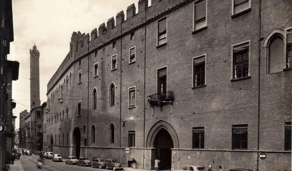 Palazzo Pepoli in via Castiglione da una cartolina1950-60