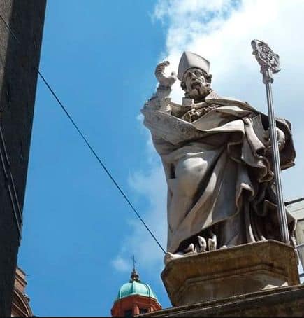 La statua di San Petronio in Piazza Ravegnana