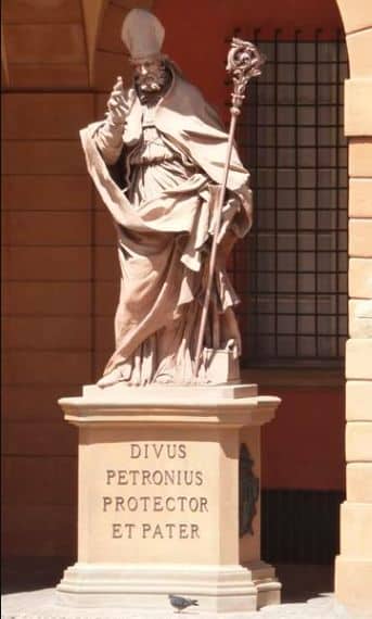 Copia della statua di San Petronio nel cortile dell'Arcivescovado