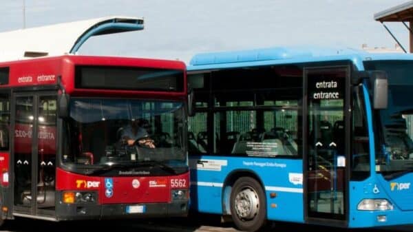 Due autobus dell'azienda Tper