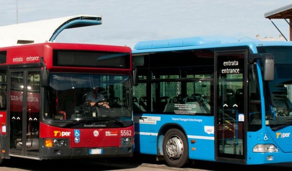 Due autobus dell'azienda Tper