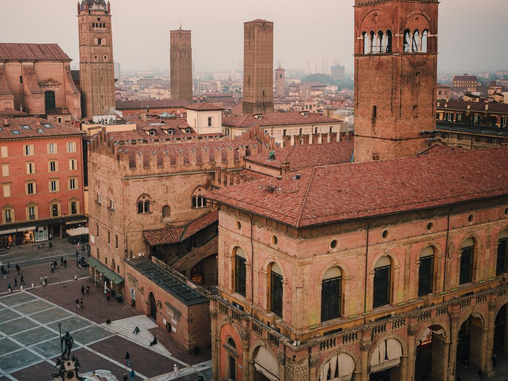 Veduta del centro di Bologna e di alcune torri (Frank Wesneck - Pexels)