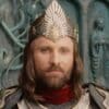 Viggo Mortensen interpreta Aragorn, con la corona di Re di Gondor