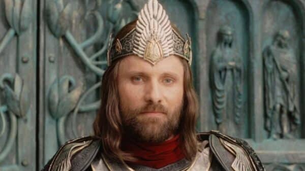 Viggo Mortensen interpreta Aragorn, con la corona di Re di Gondor