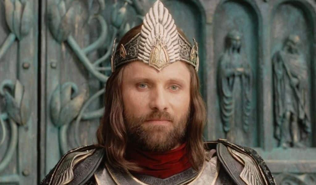 Viggo Mortensen interpreta Aragorn, con la corona di Re di Gondor