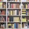 Immagine di alcuni scaffali della Biblioteca Umberto Eco