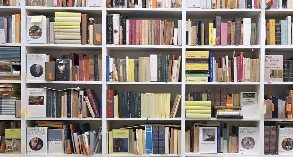 Immagine di alcuni scaffali della Biblioteca Umberto Eco