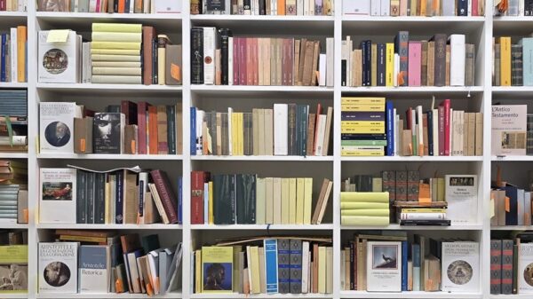 Immagine di alcuni scaffali della Biblioteca Umberto Eco