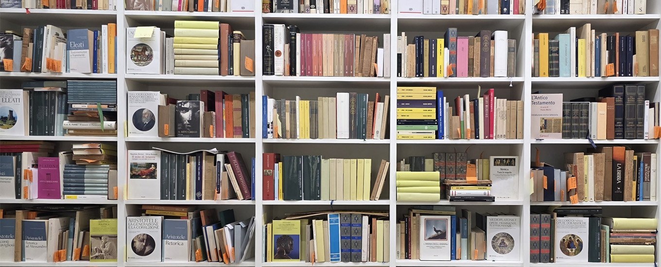 Immagine di alcuni scaffali della Biblioteca Umberto Eco