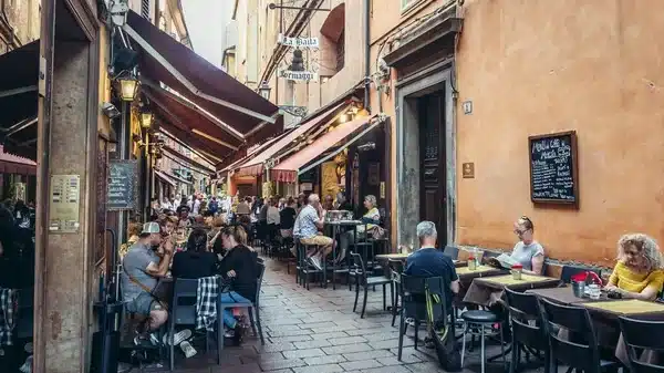 Bologna, il costo della vita si vede anche nel prezzo del caffè al bar