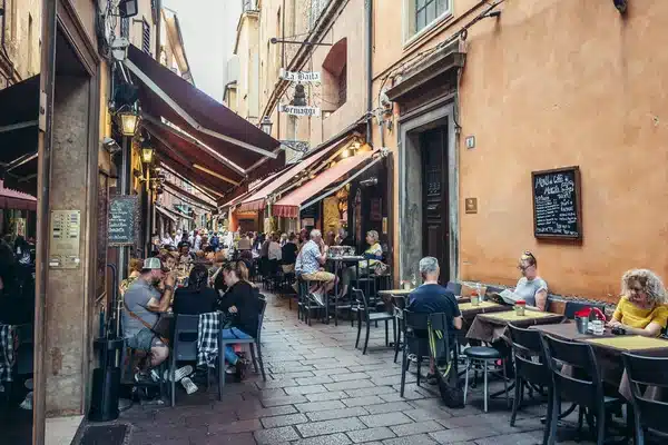 Bologna, il costo della vita si vede anche nel prezzo del caffè al bar