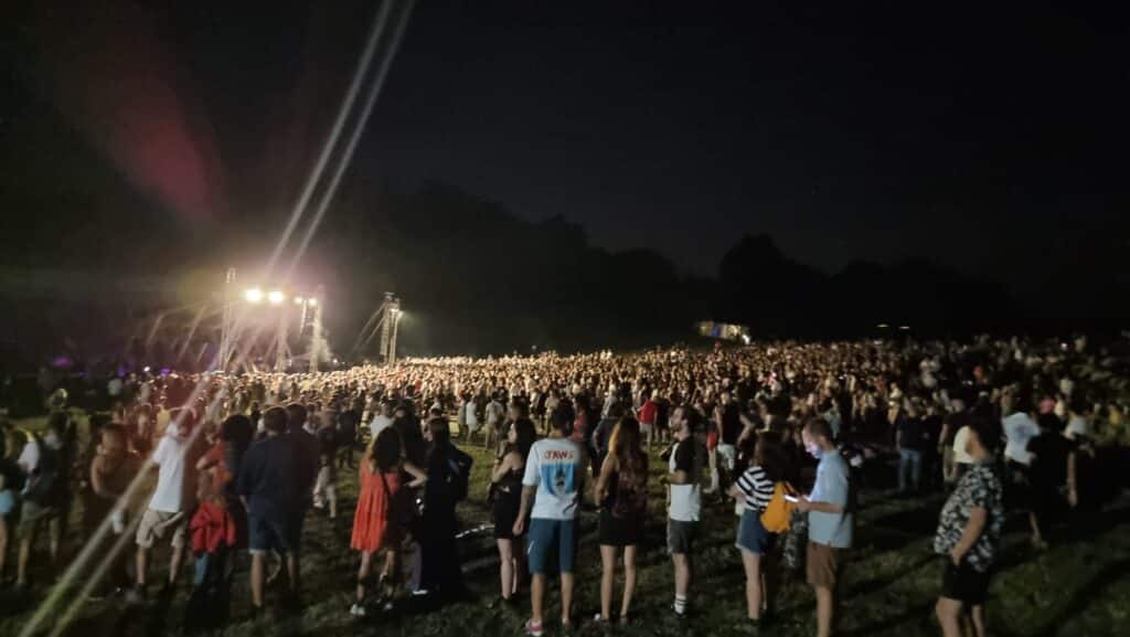 Il folto pubblico di Montesole per il concerto dei C.S.I.