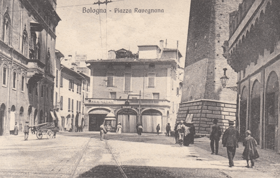 Cartolina di Piazza di Porta Ravegnana a inizio 1900