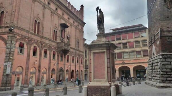 La statua di San Petronio a Bologna