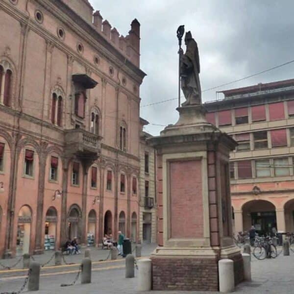 La statua di San Petronio a Bologna