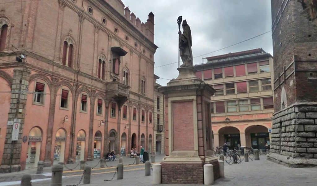 La statua di San Petronio a Bologna