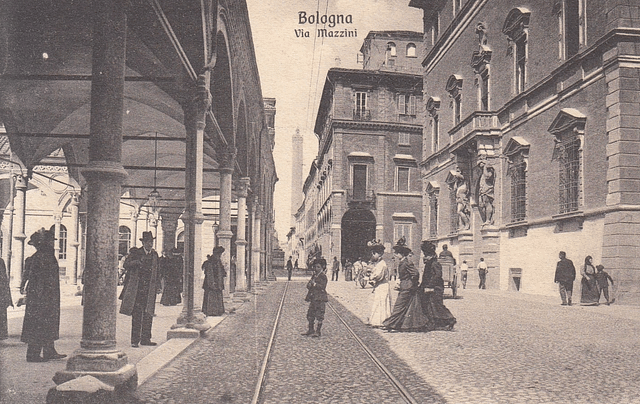 Strada Maggiore, allora Mazzini in una cartolina d'epoca