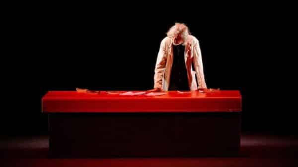Alessandro Bergonzoni in scena con "Arrivanoi dunque"
