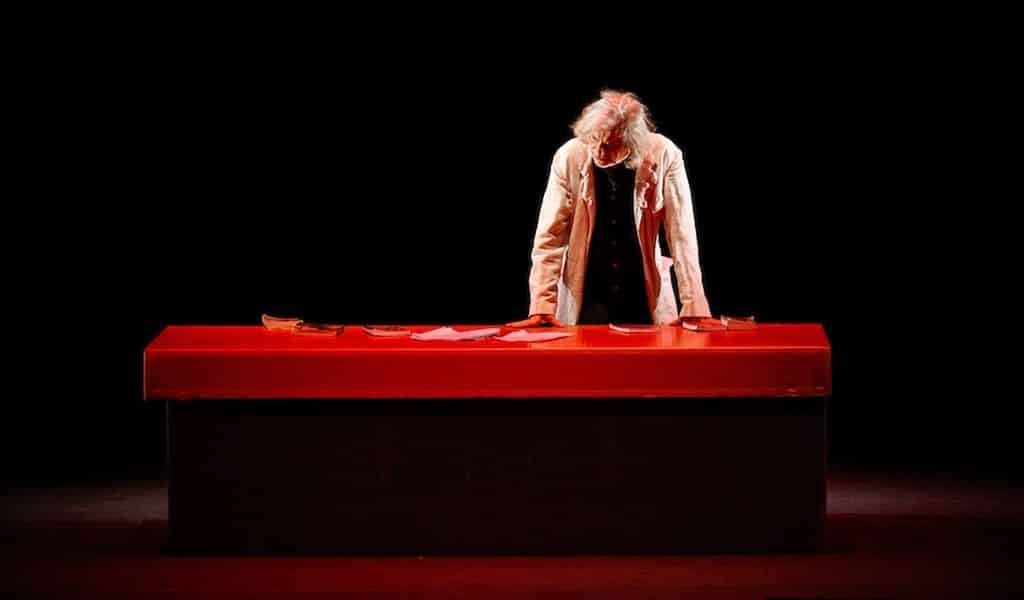 Alessandro Bergonzoni in scena con "Arrivanoi dunque"