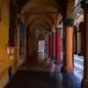 Bologna: piccolo commercio, portici, centro storico